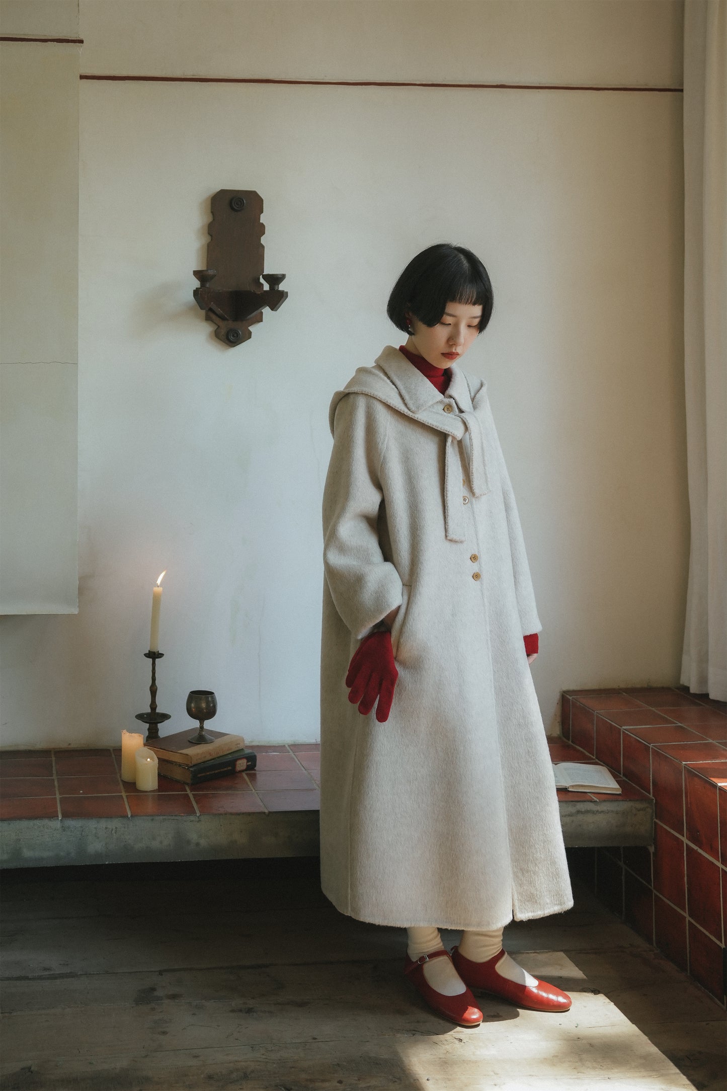 ウールコート•7998251111/ノースリーブワンピース•7888250910と赤いウールニット·7288250565