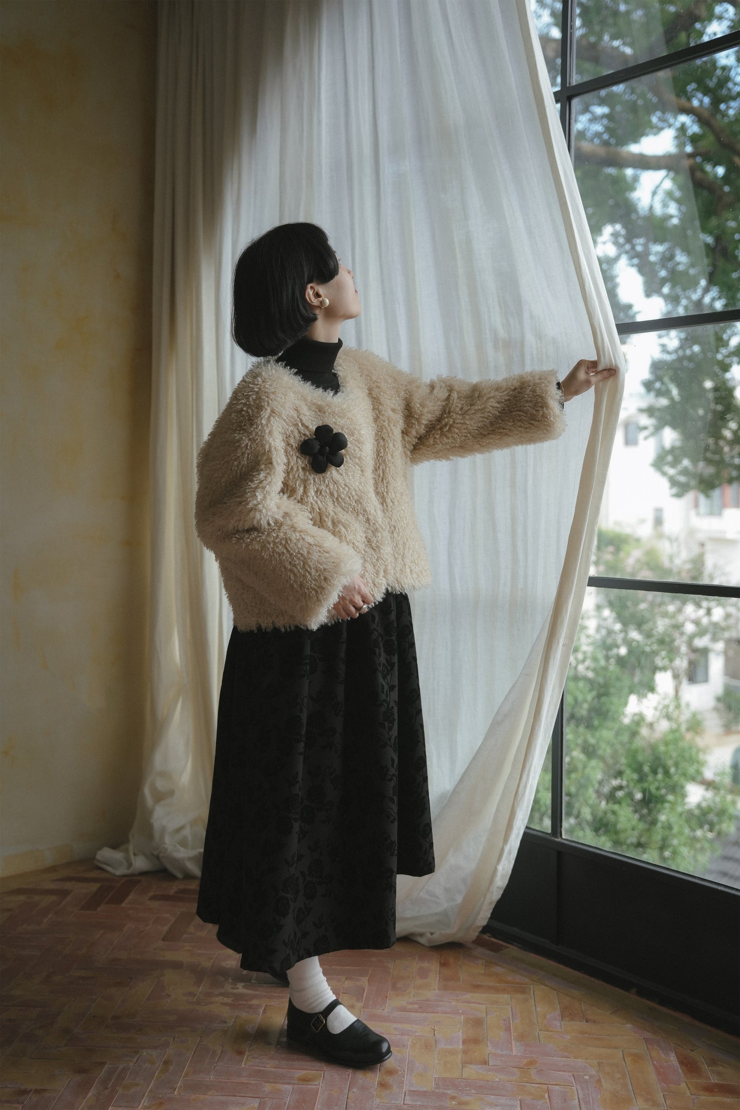 ボアショートブルゾン•6799251113と黒いワンピース•9836250803と黒いニットワンピース•9843200905