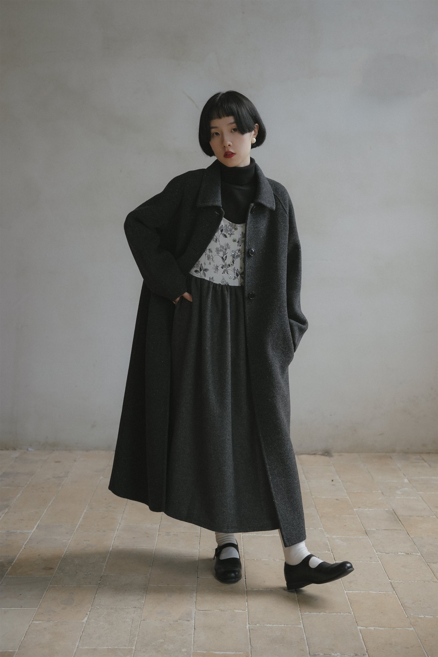 ウールコート•7123251101/花柄ジャンパースカート•9876250875/黒いニットワンピース•9843200905