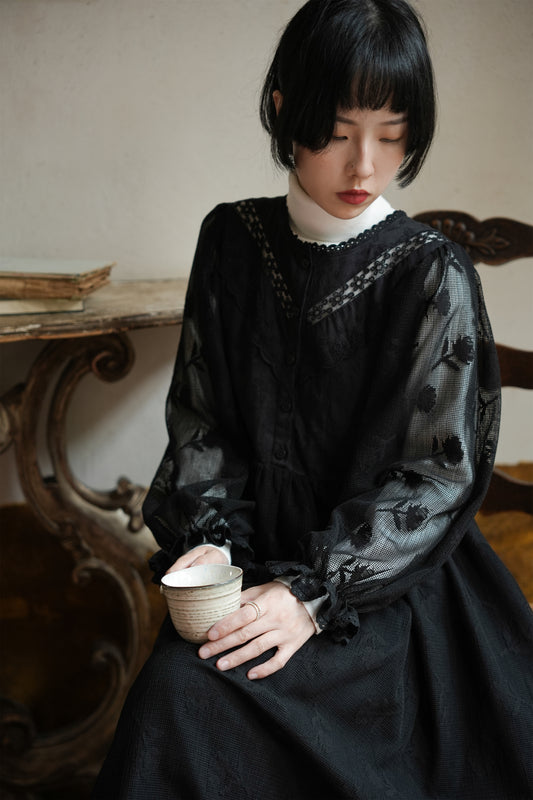 黒いワンピース•6727250579 とハイネックニットワンピース•9833200904