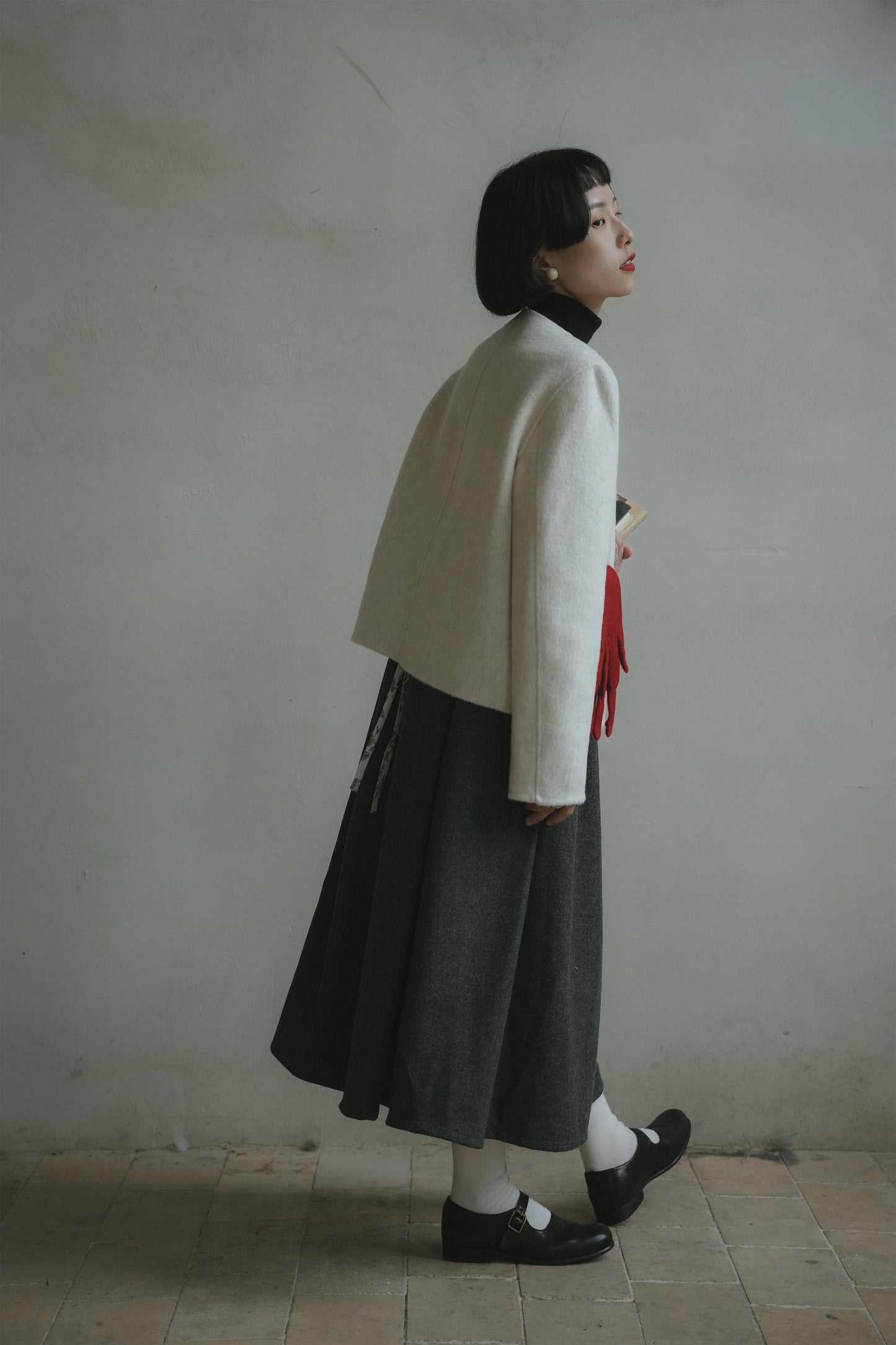 ウールショートコート•8433251104と花柄ジャンパースカート•9876250875と黒いニットワンピース•9843200905