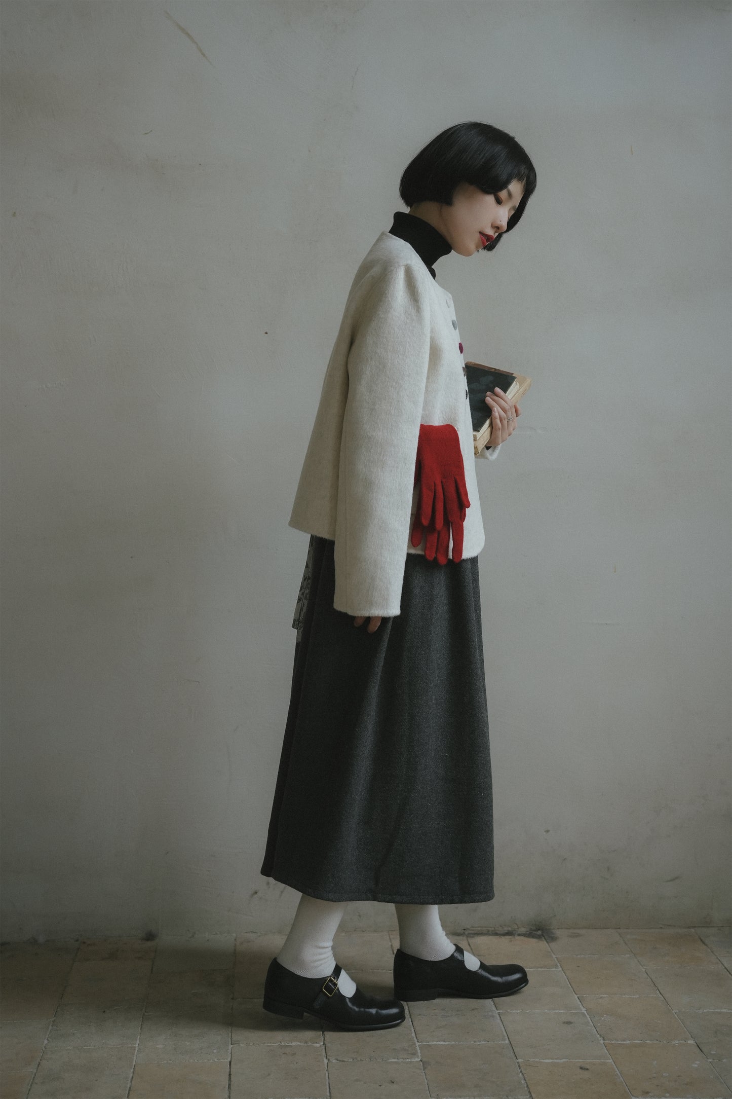 ウールショートコート•8433251104と花柄ジャンパースカート•9876250875と黒いニットワンピース•9843200905