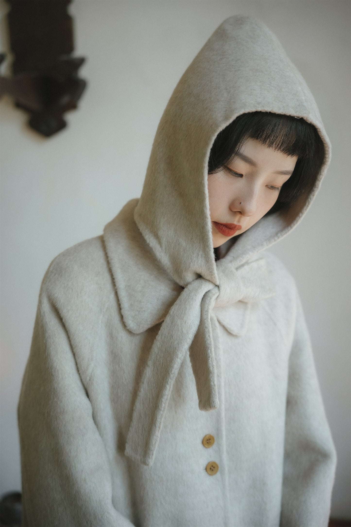 ウールコート•7998251111／ノースリーブワンピース•7888250910と赤いウールニット·7288250565