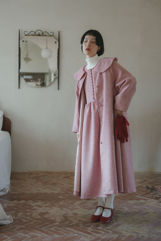 ピンクウールコート•6546250809/ピンクノースリーブワンピース•6546250808/ハイネックニットワンピース•9833200904(12月上旬発送予定)