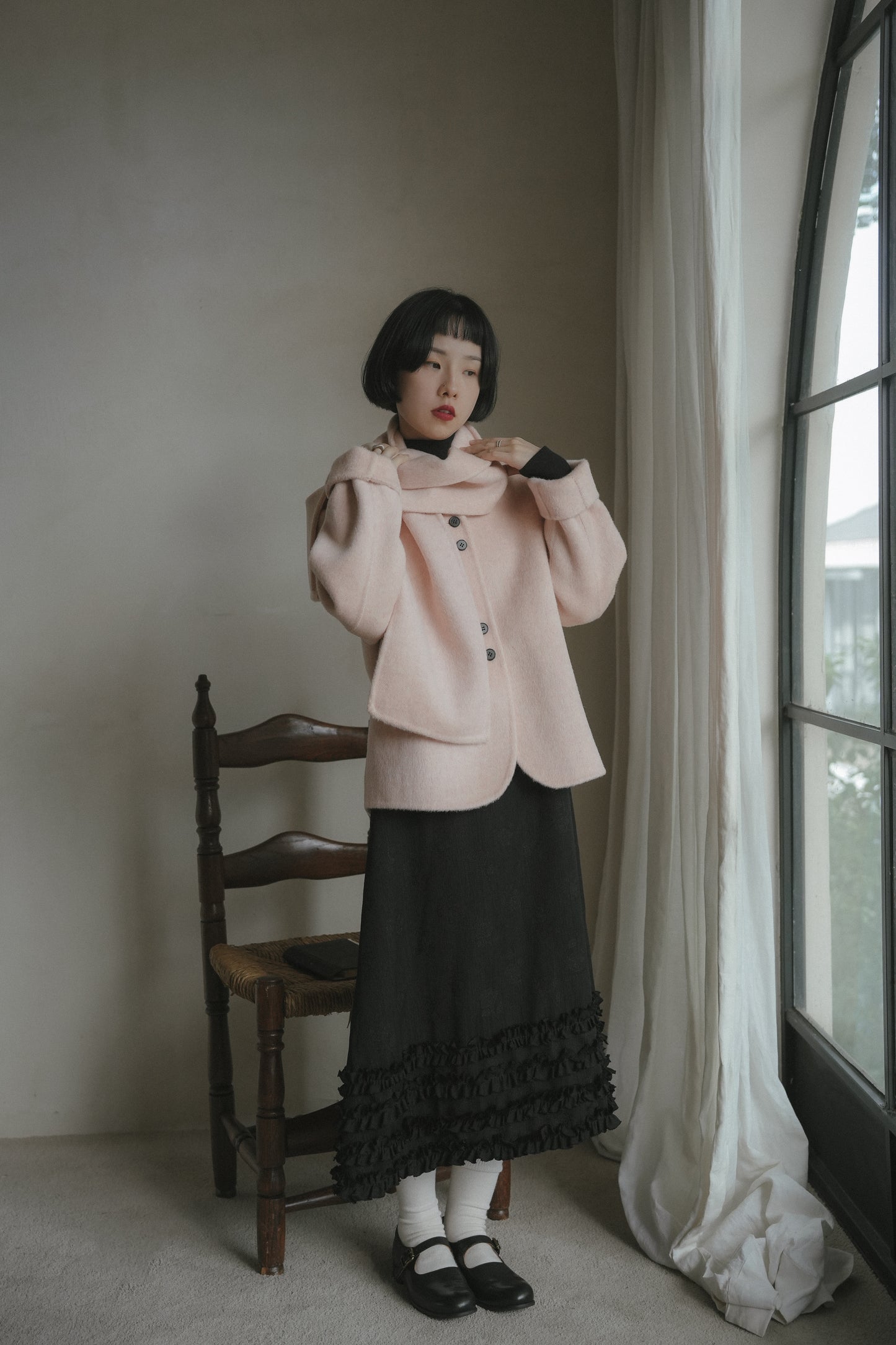 ピンクウールコート•2179251102／ノースリーブワンピース•8099241117／黒いニットワンピース•9843200905