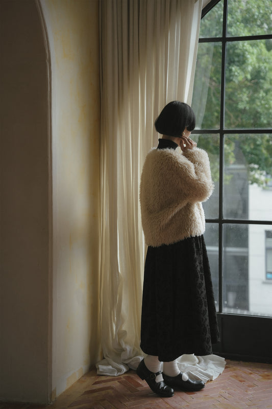 ボアショートブルゾン•6799251113と黒いワンピース•9836250803と黒いニットワンピース•9843200905