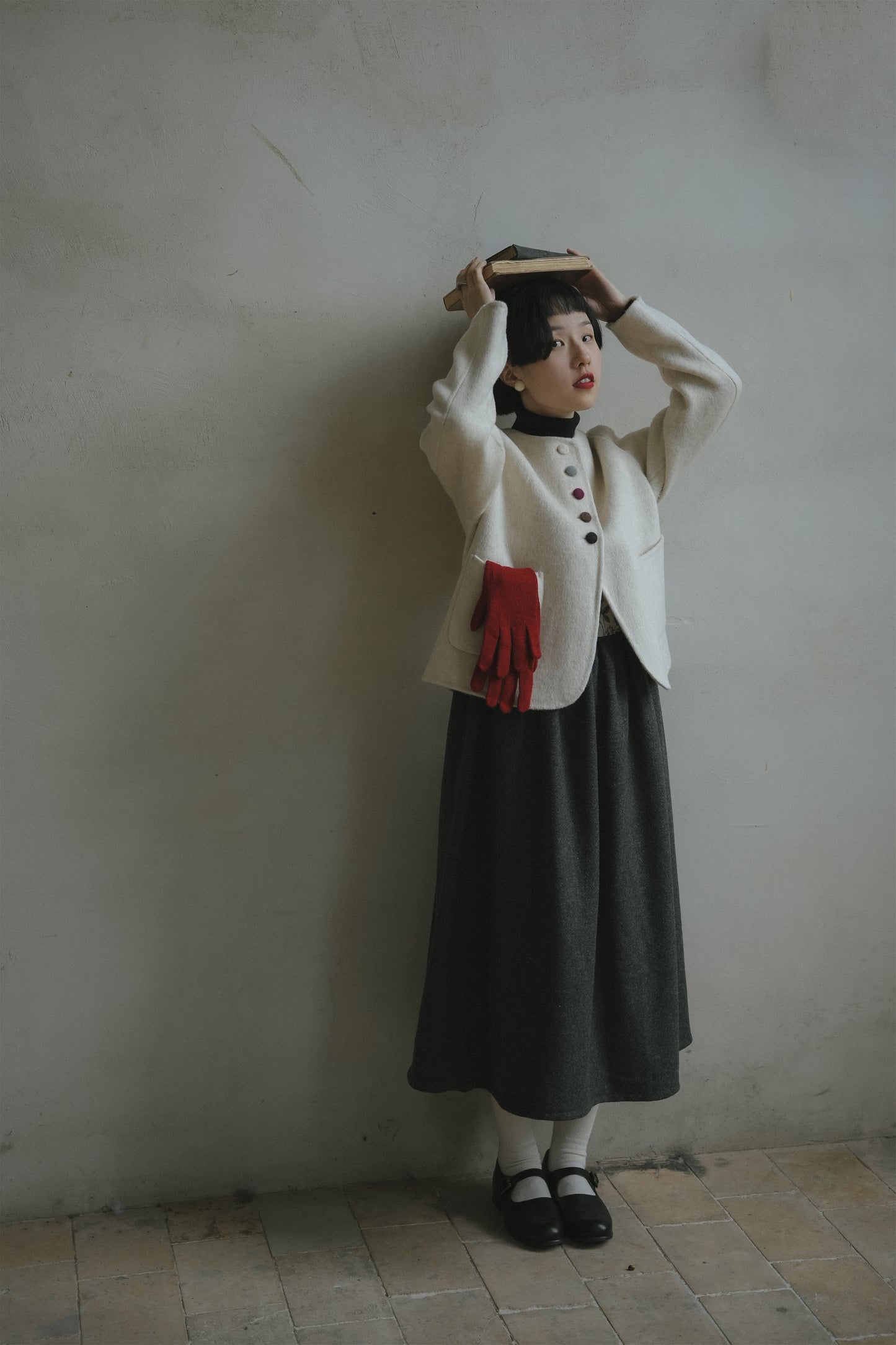 ウールショートコート•8433251104と花柄ジャンパースカート•9876250875と黒いニットワンピース•9843200905