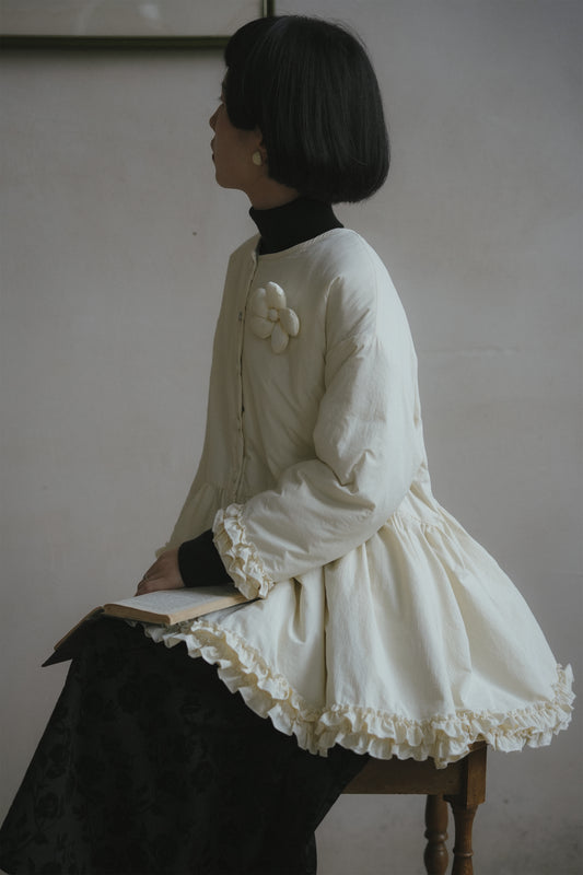 中綿コート •8430250912と黒いワンピース•9836250803と黒いニットワンピース•9843200905