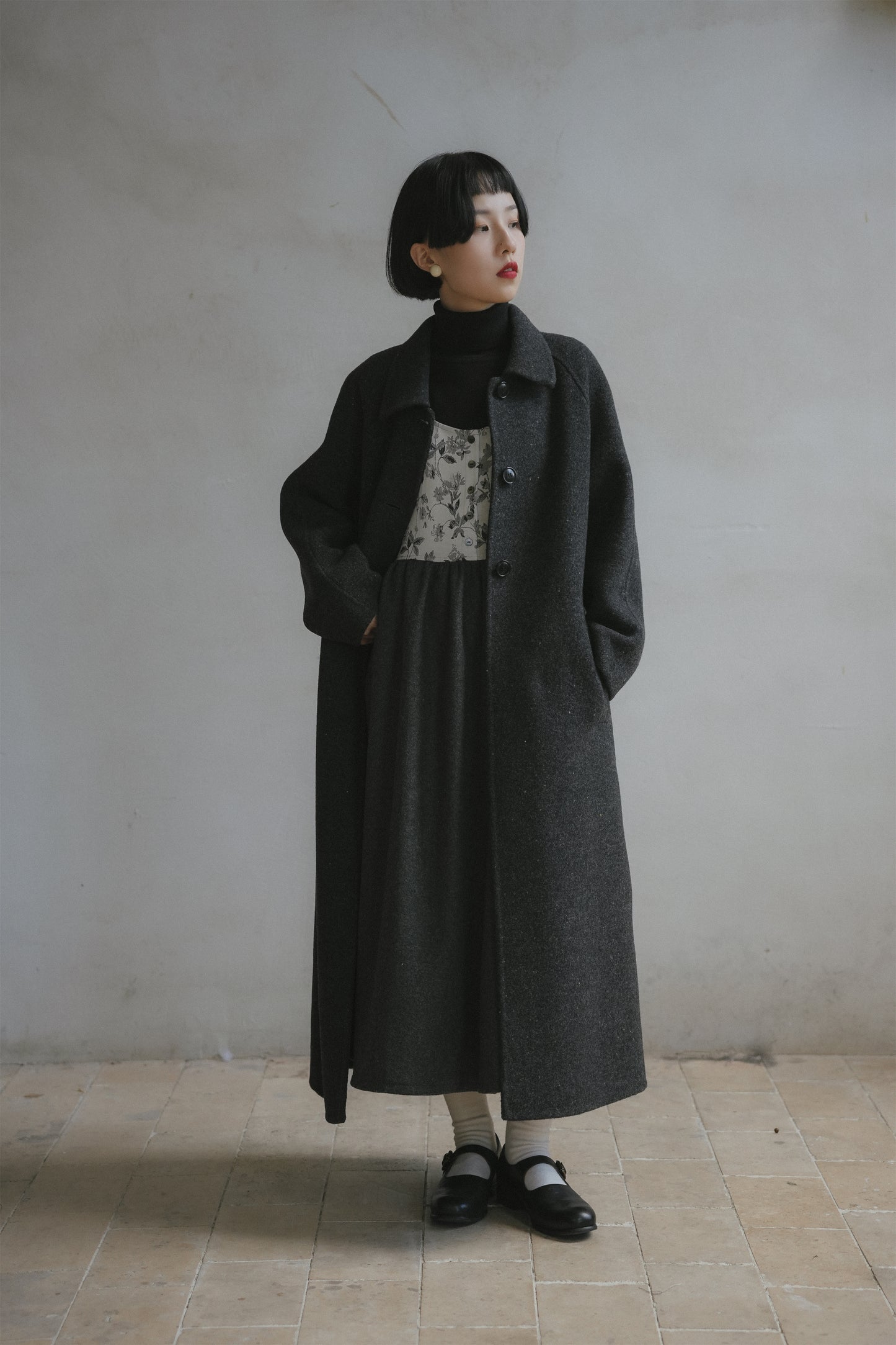 ウールコート•7123251101／花柄ジャンパースカート•9876250875／黒いニットワンピース•9843200905