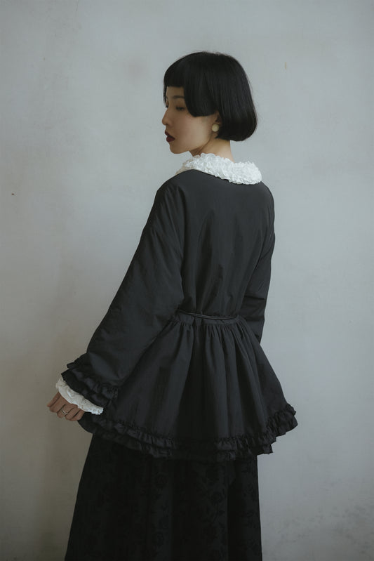 中綿コート•8489250812と黒いワンピース•9836250803と白いワンピース•9833250807