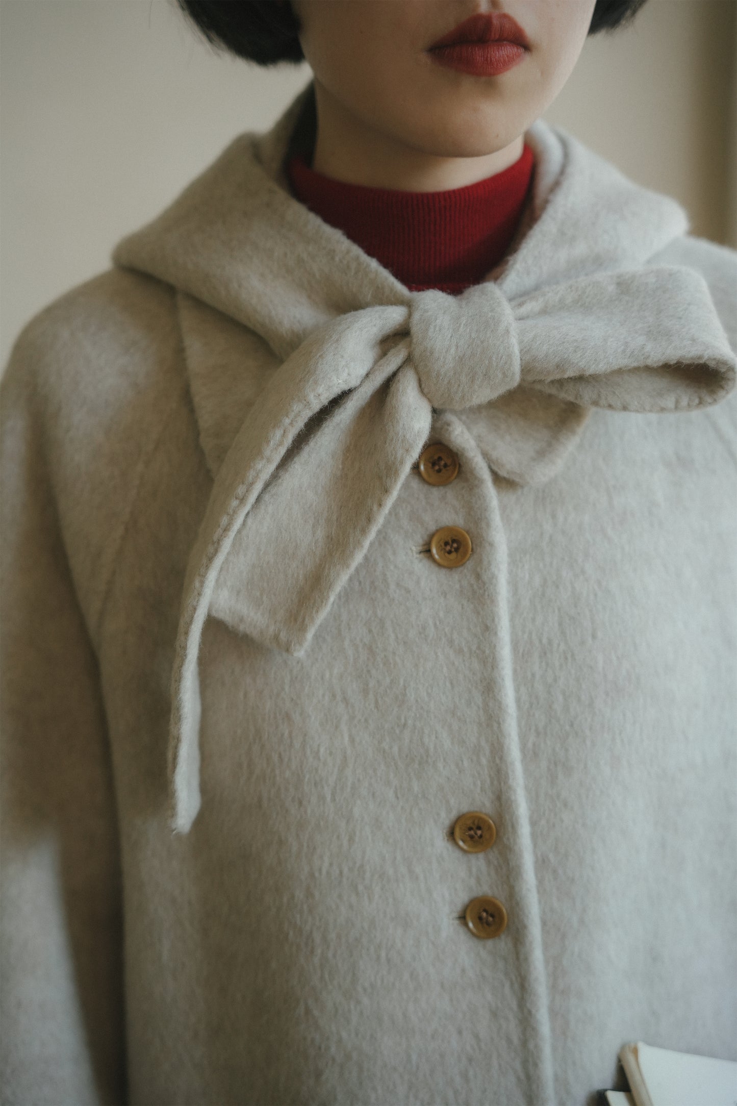 ウールコート•7998251111／ノースリーブワンピース•7888250910と赤いウールニット·7288250565