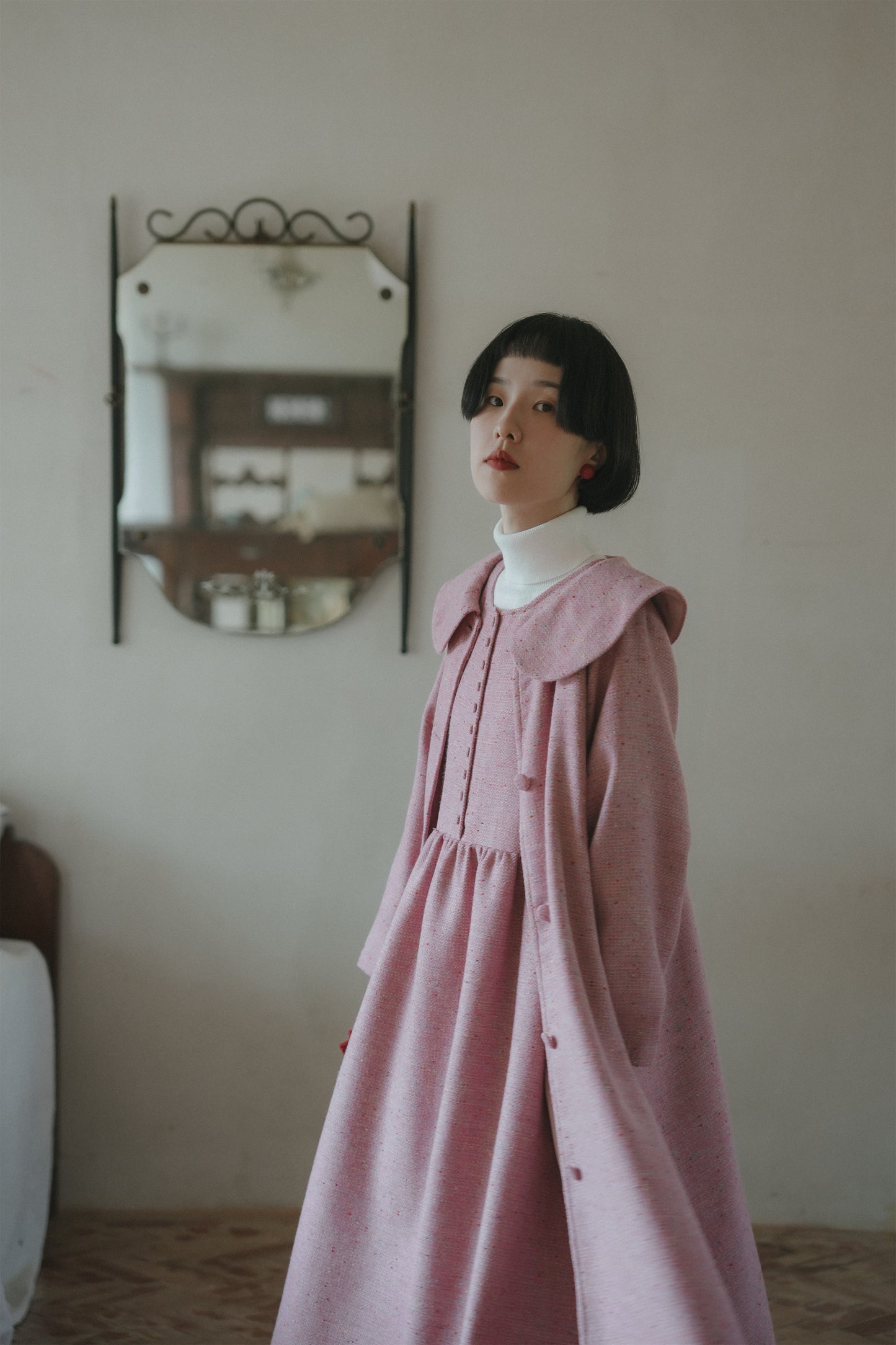 ピンクウールコート•6546250809/ピンクノースリーブワンピース•6546250808/ハイネックニットワンピース•9833200904(12月上旬発送予定)