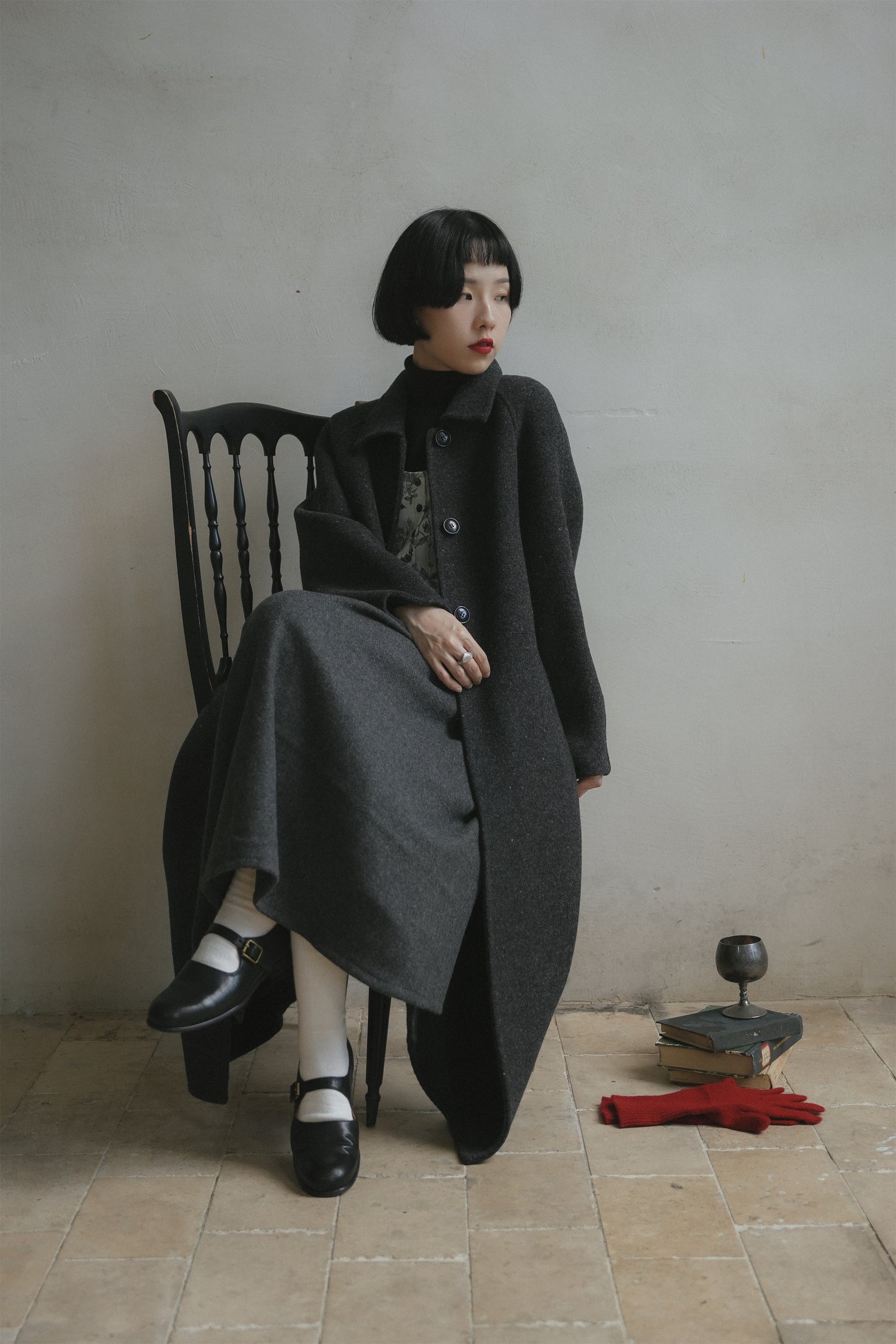 ウールコート•7123251101／花柄ジャンパースカート•9876250875／黒いニットワンピース•9843200905