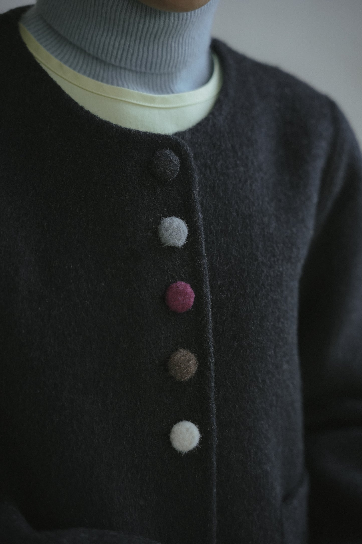 ウールショートコート•7869251103とブルーウールニット·7288250566とイェローワンピース•9896250811