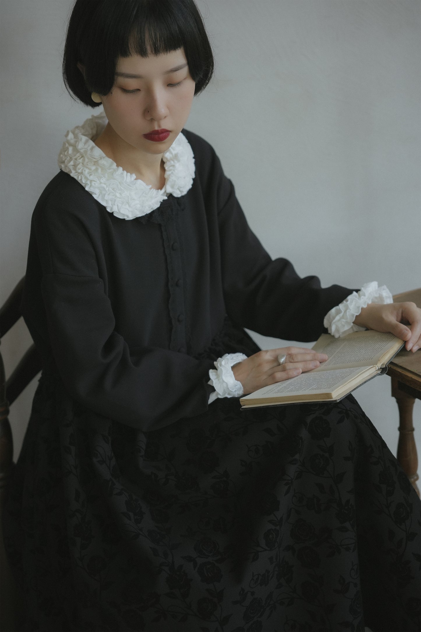 黒いワンピース•9836250803と白いワンピース•9833250807