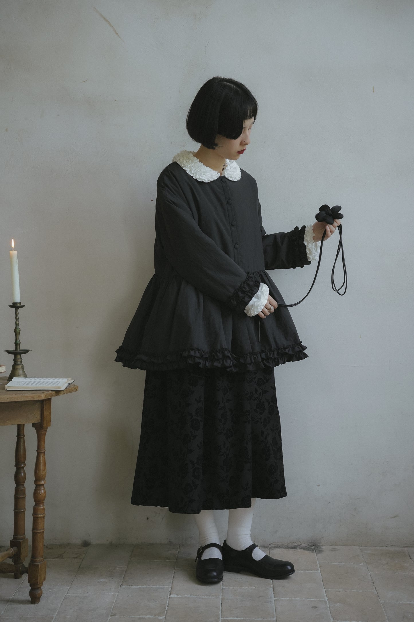 中綿コート•8489250812と黒いワンピース•9836250803と白いワンピース•9833250807