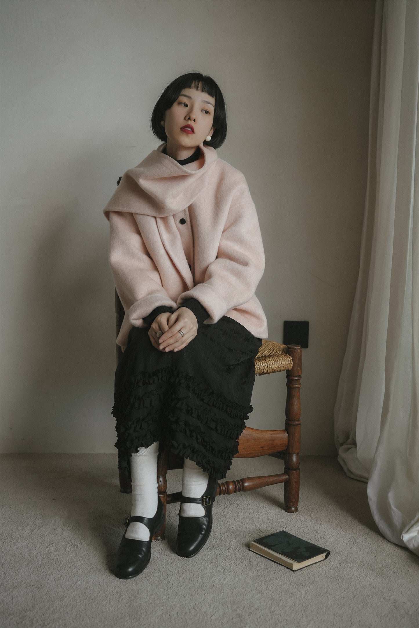 ピンクウールコート•2179251102／ノースリーブワンピース•8099241117／黒いニットワンピース•9843200905