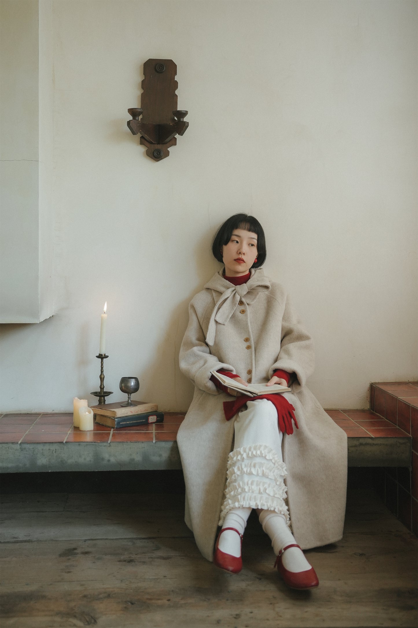 ウールコート•7998251111／ノースリーブワンピース•7888250910と赤いウールニット·7288250565