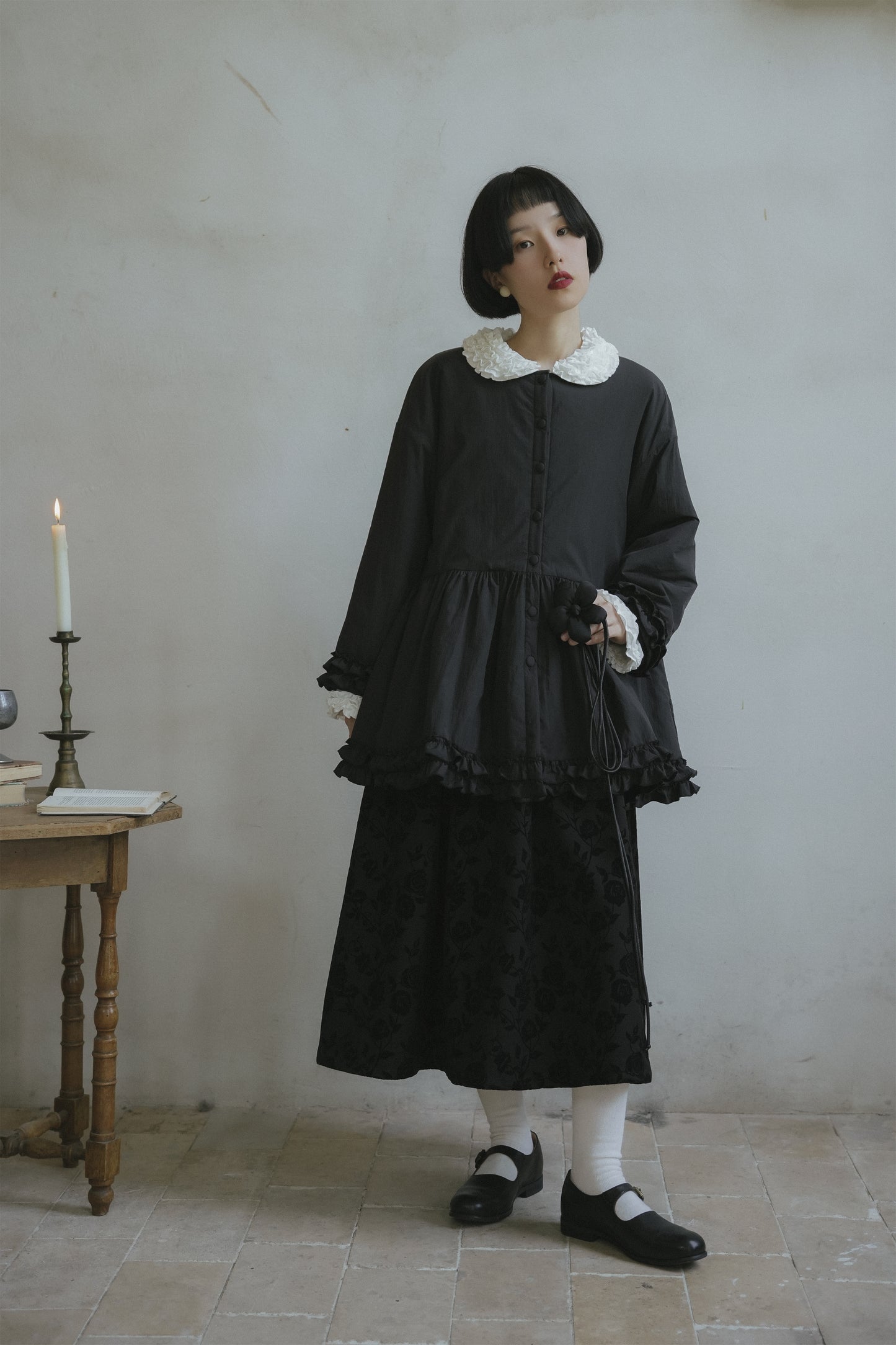 中綿コート•8489250812と黒いワンピース•9836250803と白いワンピース•9833250807