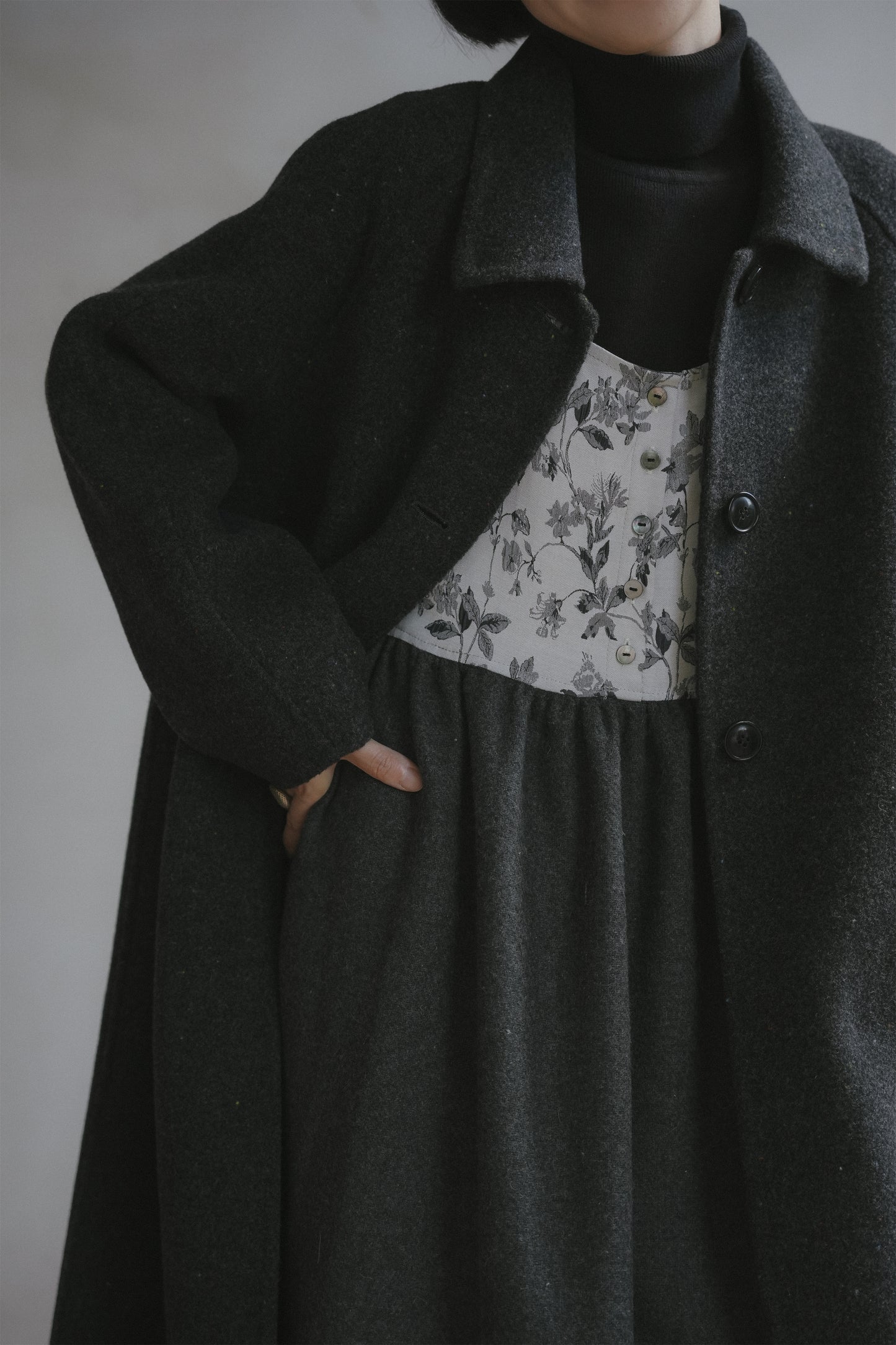 ウールコート•7123251101／花柄ジャンパースカート•9876250875／黒いニットワンピース•9843200905