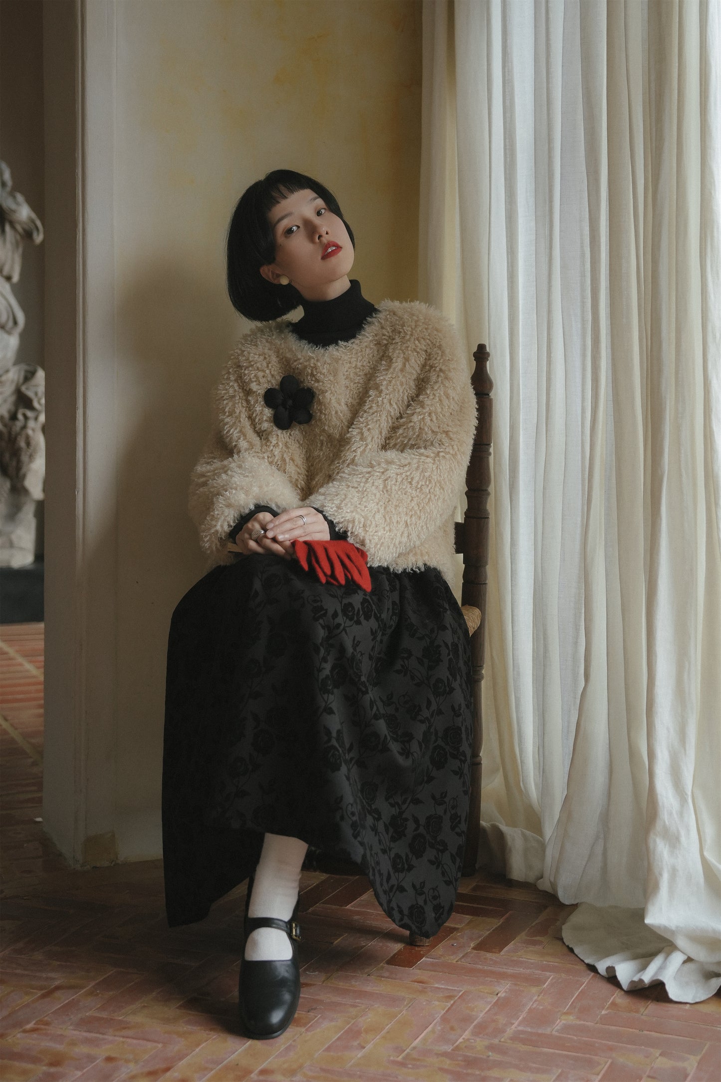 ボアショートブルゾン•6799251113と黒いワンピース•9836250803と黒いニットワンピース•9843200905