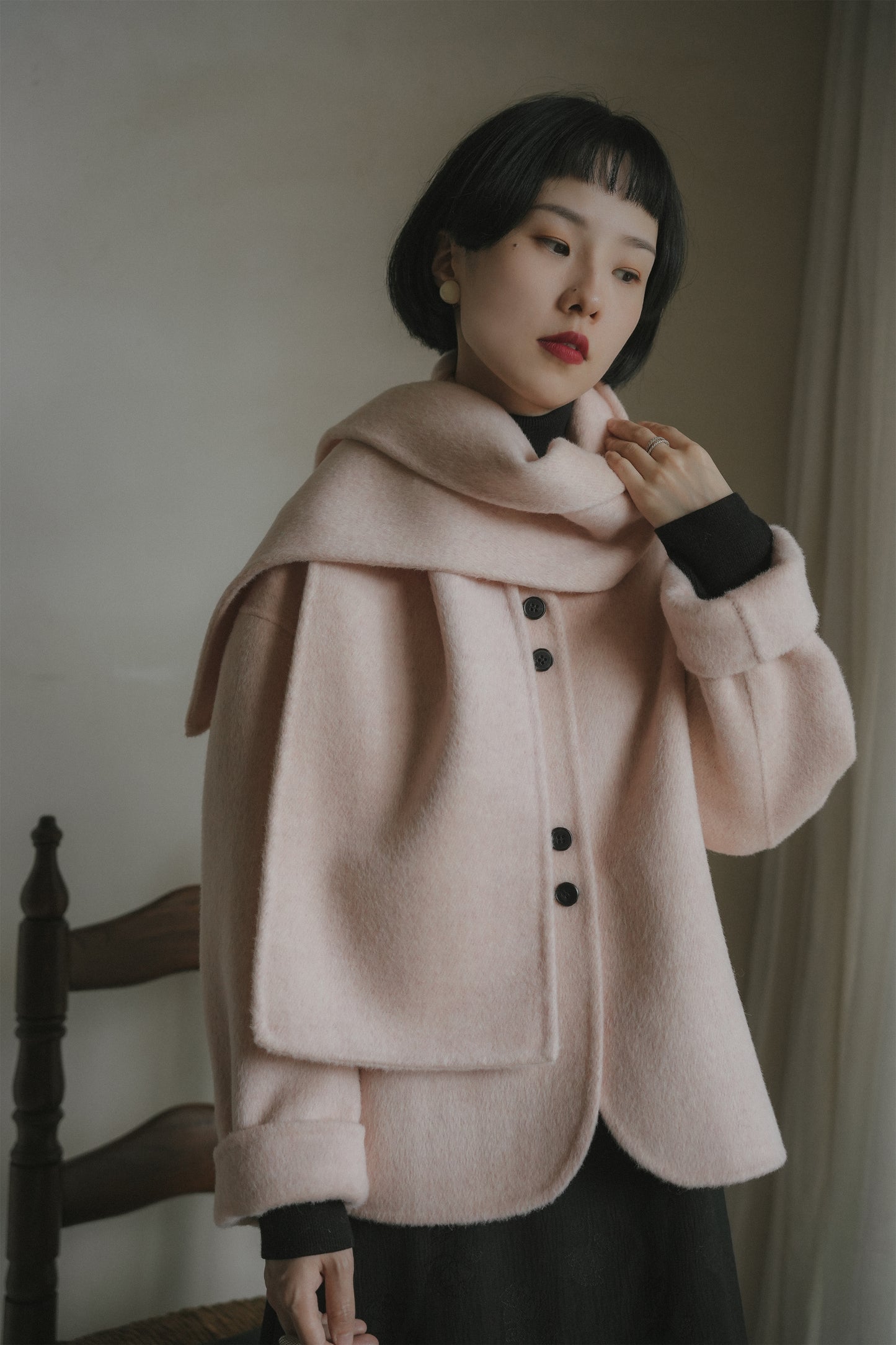 ピンクウールコート•2179251102／ノースリーブワンピース•8099241117／黒いニットワンピース•9843200905