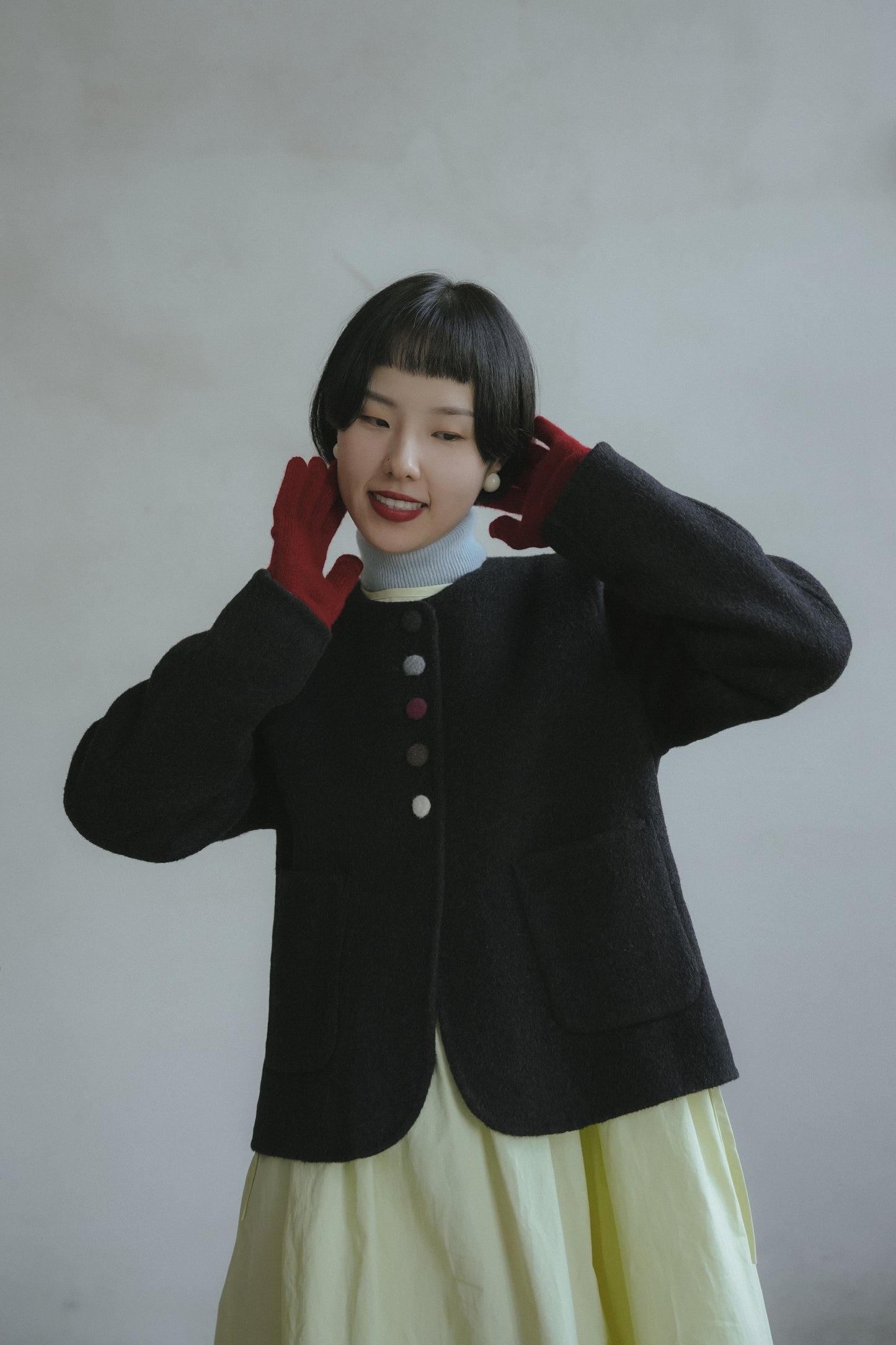 ウールショートコート•7869251103とブルーウールニット·7288250566とイェローワンピース•9896250811