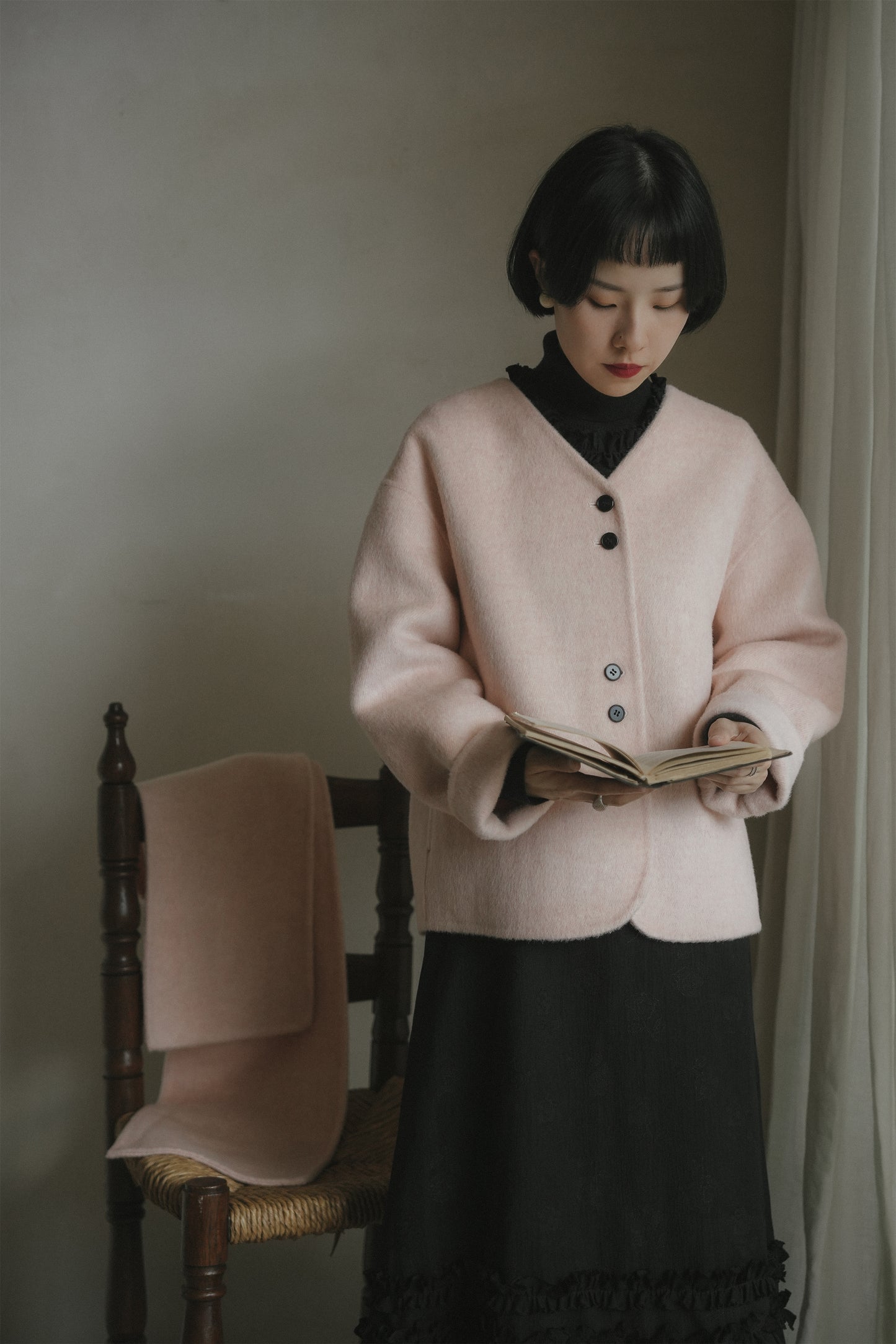 ピンクウールコート•2179251102／ノースリーブワンピース•8099241117／黒いニットワンピース•9843200905