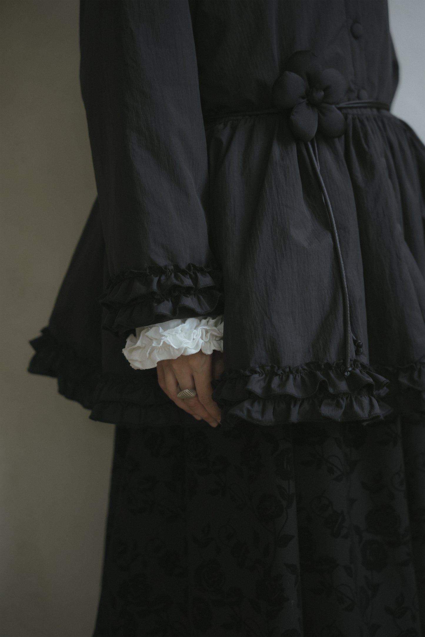 中綿コート•8489250812と黒いワンピース•9836250803と白いワンピース•9833250807