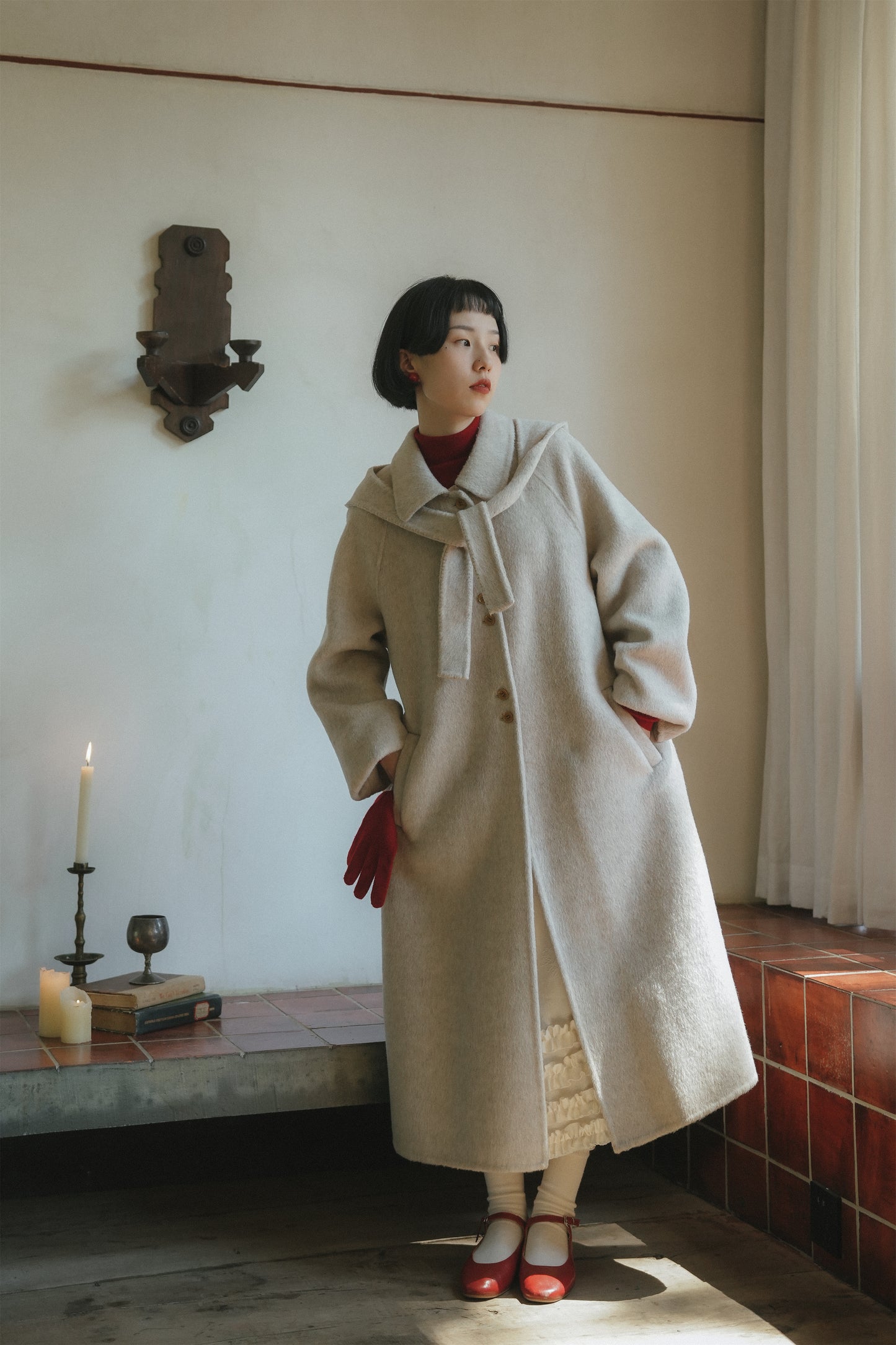 ウールコート•7998251111／ノースリーブワンピース•7888250910と赤いウールニット·7288250565