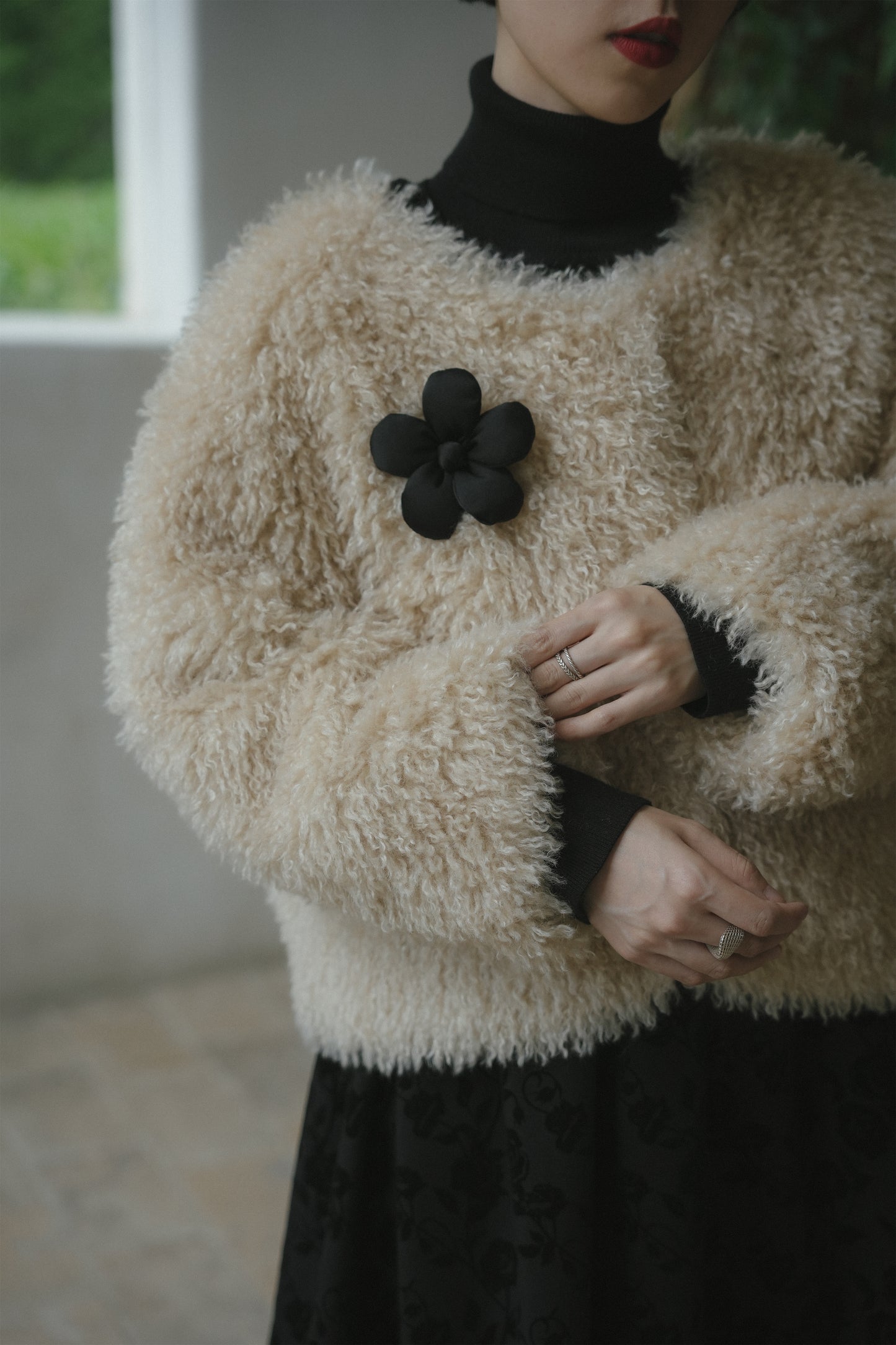 ボアショートブルゾン•6799251113と黒いワンピース•9836250803と黒いニットワンピース•9843200905