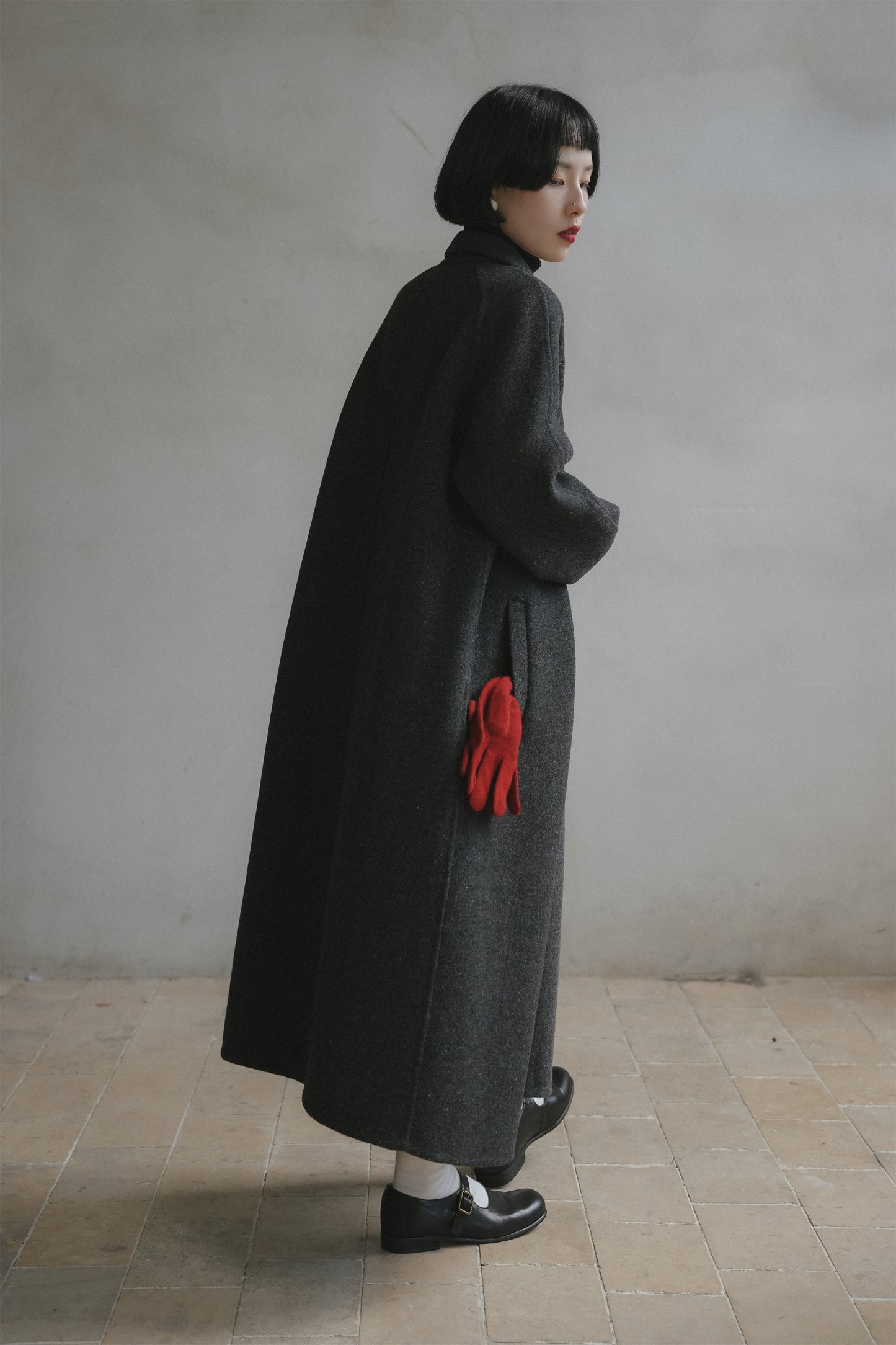 ウールコート•7123251101／花柄ジャンパースカート•9876250875／黒いニットワンピース•9843200905