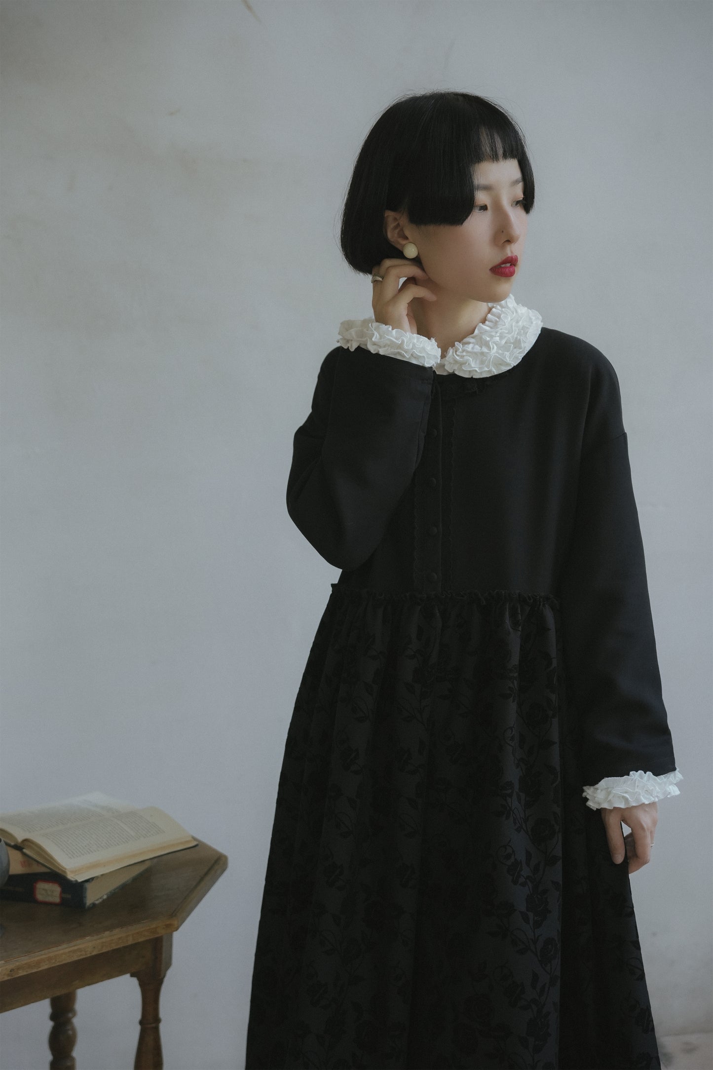 黒いワンピース•9836250803と白いワンピース•9833250807