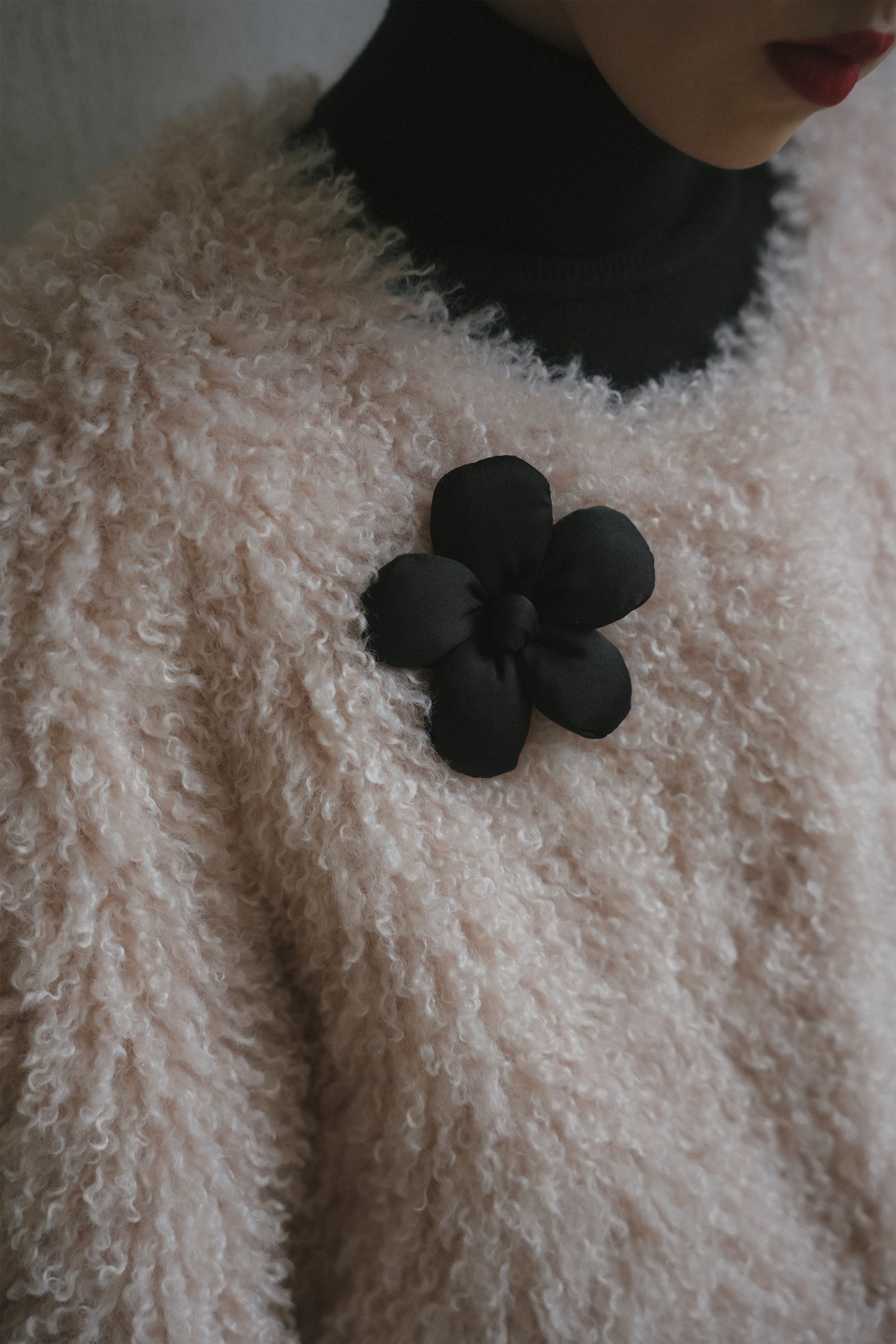 ボアショートブルゾン•9983251112 と花柄ジャンパースカート•9876250875と黒いニットワンピース•9843200905