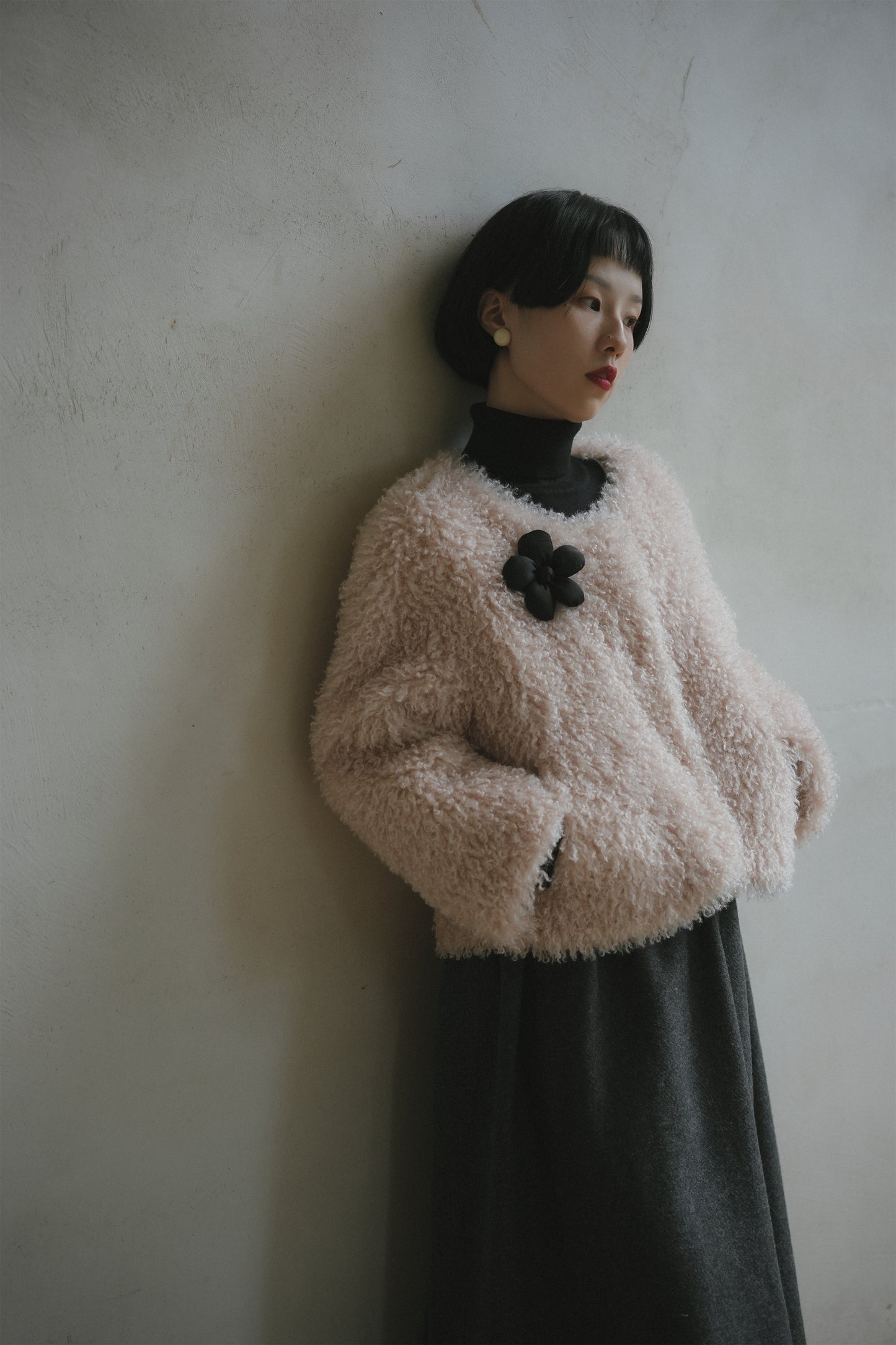 ボアショートブルゾン•9983251112 と花柄ジャンパースカート•9876250875と黒いニットワンピース•9843200905