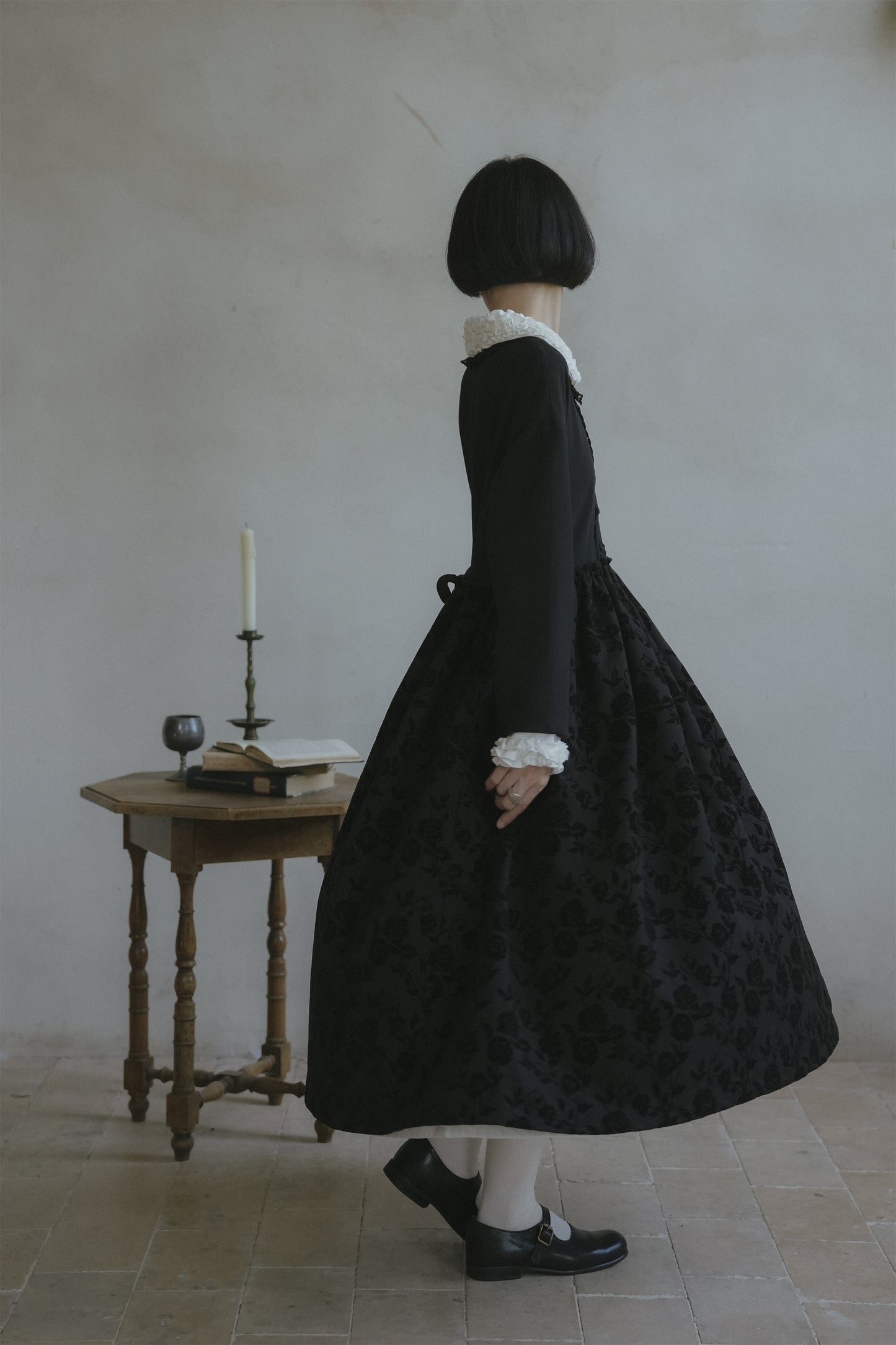 黒いワンピース•9836250803と白いワンピース•9833250807