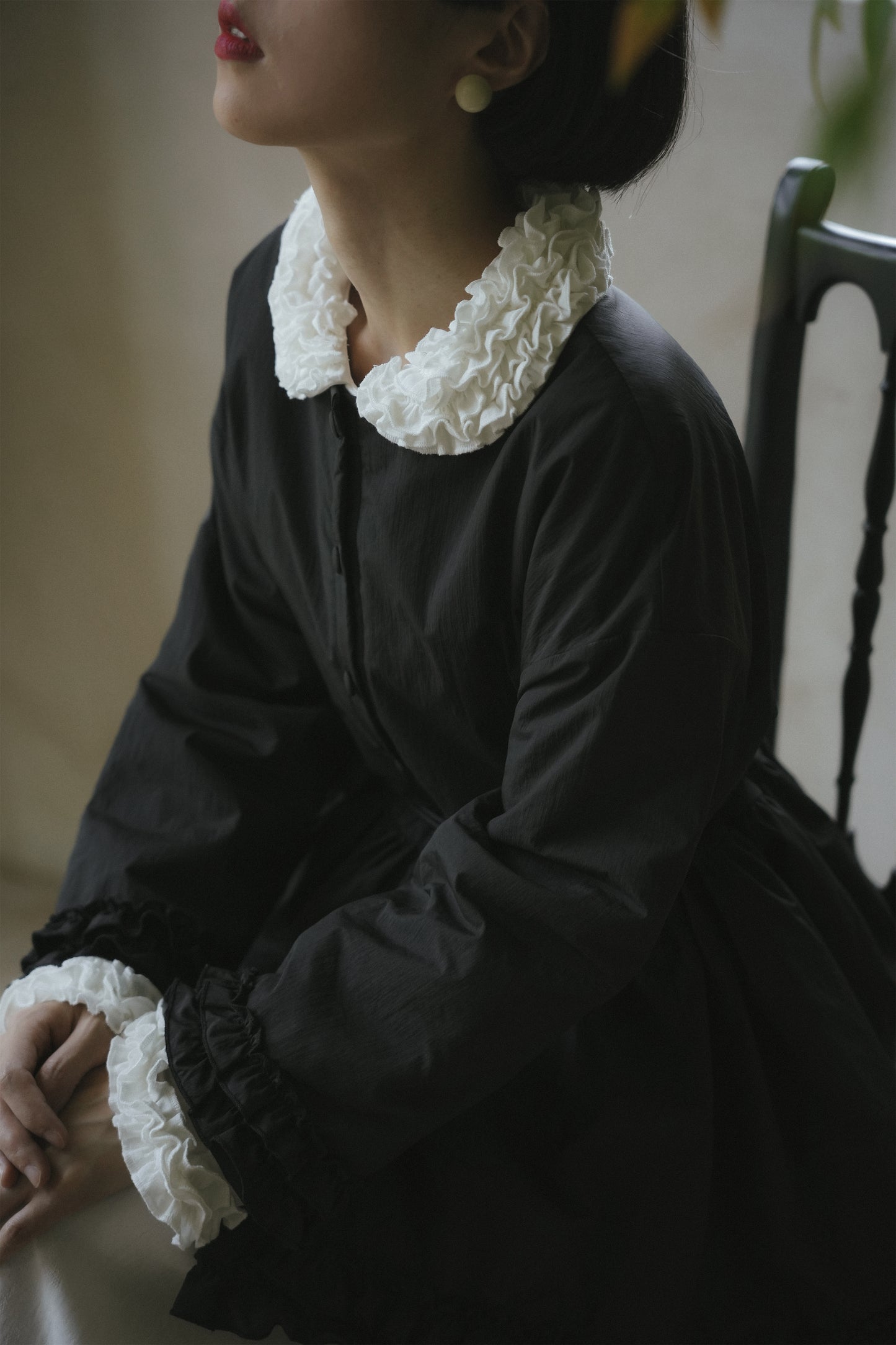 中綿コート•8489250812と黒いワンピース•9836250803と白いワンピース•9833250807