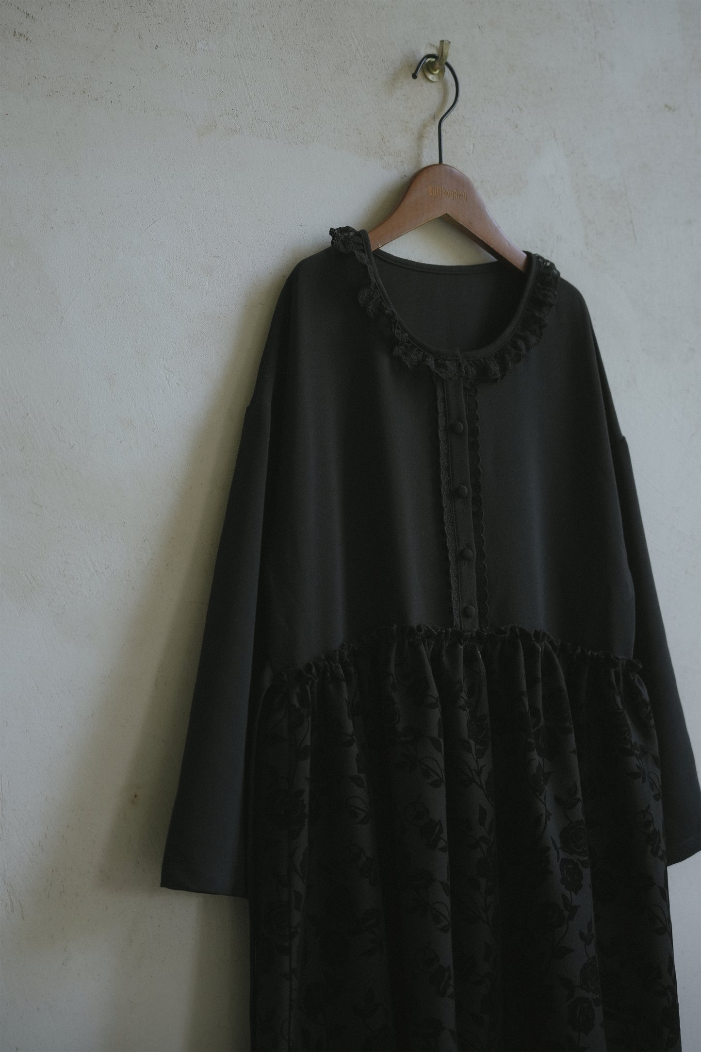 黒いワンピース•9836250803と白いワンピース•9833250807